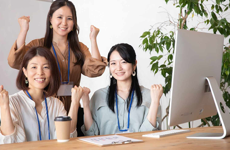 オフィスで頑張る女性たち