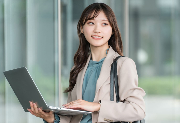 女性がパソコンを持っている