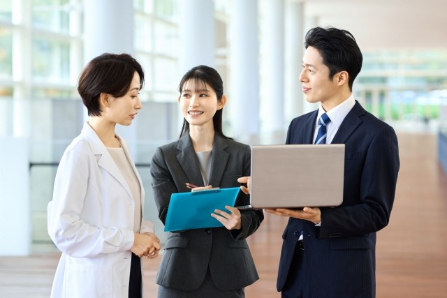 オフィスで打ち合わせをするビジネスパーソン